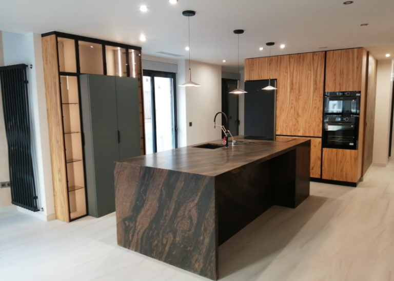 Imagen de isla centra con cajones en madera, refrigerador de puertas grises