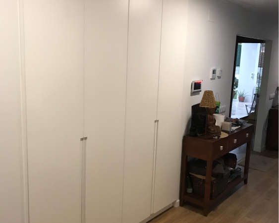 Vestidor de puertas blancas